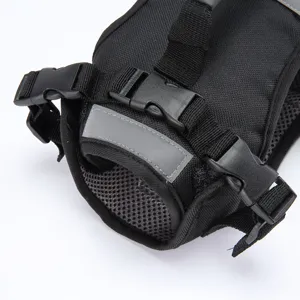 Dettaglio imbracatura per cani in rete nera con fibbie in plastica e striscia riflettente sicura.