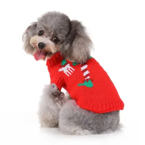 Gros plan d'un adorable chien portant un pull de Noël tricoté rouge avec un motif de renne.