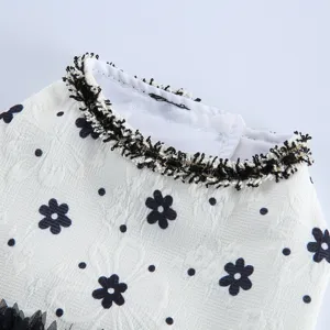 Élégant robe de chien en tweed noir et blanc avec col à franges et motif floral chic.