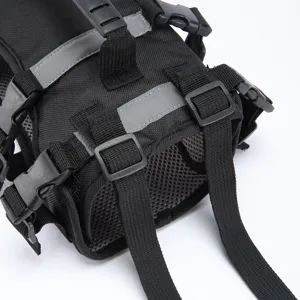 Dettaglio pettorina per cani multifunzione nera, cinghie regolabili e design riflettente sicuro.