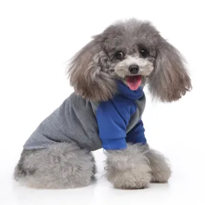 Detail des grau-blauen Hundepullovers mit Rollkragen, weicher Stoff für warme Haustiere.