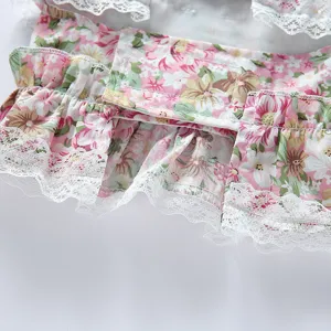 Detalle de vestido de verano para mascotas, bonita falda rosa con encaje blanco y velcro.