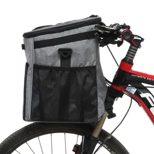 Borsa trasportino grigia rimovibile per animali montata sul manubrio della bici