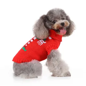 Vue détaillée du pull de Noël rouge pour chien avec motif de renne, vêtement d'hiver confortable.