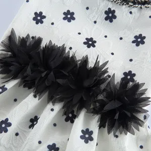 Gros plan détaillé d'une jolie robe pour chien avec imprimé floral et fleurs en tulle.