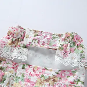 Detalle de vestido floral para mascotas con ribete de encaje dulce y cierre práctico.