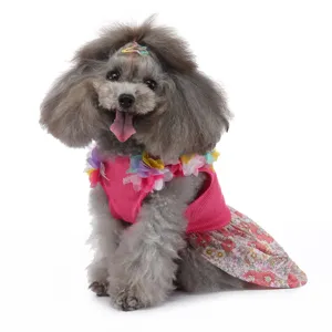 Adorable détail de robe florale pour animaux, top rose côtelé et jupe d'été chats chiens.