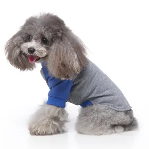 Detailansicht des weichen grau-blauen Haustierhoodies, gemütlicher Stoff und Kragen.