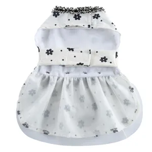 Vue détaillée de la robe pour chien avec bordure de col en tweed et jupe en tulle.