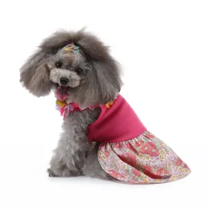 Jolie robe florale pour animaux de compagnie, chiot d'été respirant avec haut rose.