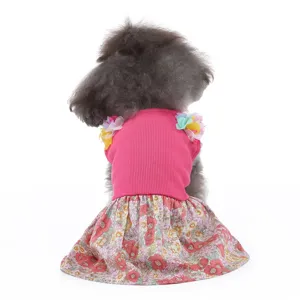 Jolie robe pour chien à fleurs, jupe d'été respirante pour chiot avec haut rose charmant.