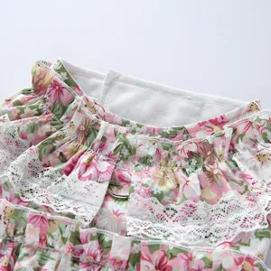 Detalle de vestido de verano para perros con flores, volantes de encaje blanco y anilla en D.