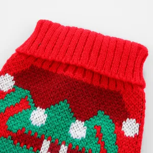 Gros plan détaillé du pull de Noël rouge pour animal, texture tricotée confortable.