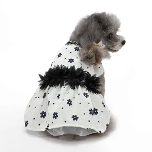 Vue détaillée de la robe pour chien élégante avec imprimé floral et jupe en tulle noir.