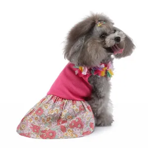 Jolie robe d'été pour chien à motif floral avec haut en tricot rose et jupe mignonne.