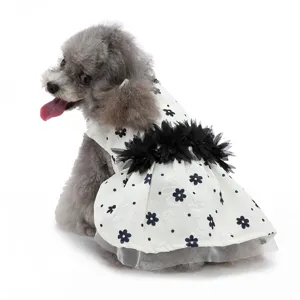 Vue de détail en gros plan de la jolie robe pour chien avec un décor floral en mesh noir.