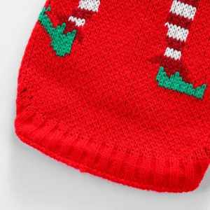 Détail pull de Noël pour animal, vêtement tricoté chaud pour chien motif lutin.