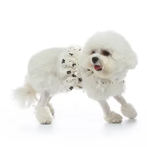 Detalle de vestido de verano para perro, diseño floral dulce con delicado borde de encaje.