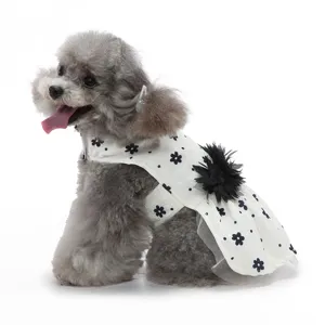 Vue détaillée de la jolie robe pour chien avec imprimé floral noir et fleur 3D.