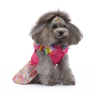 Vue détaillée de la jolie robe florale pour animal de compagnie avec corsage rose et fleurs au cou.