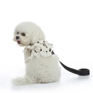 Vestido arnés para perros dulce con encaje y estampado floral, ropa de verano cómoda para mascotas.