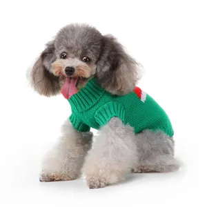 Gros plan d'un joli pull pour animal de compagnie en tricot vert au design de Noël.