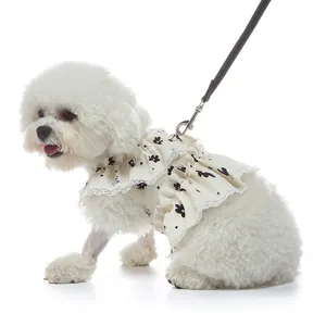 Vista detallada del bonito vestido para perros de encaje floral con correa de arnés.