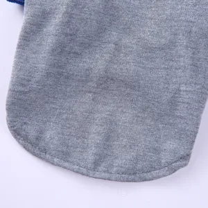 Nahaufnahme des grauen Haustierbekleidungsstoffes mit weicher Textur und sauberer Naht.
