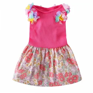 Vue détaillée de la jolie robe florale pour animal, haut côtelé rose et fleurs en filet.