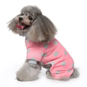 Pigiama in pile rosa a pois per cani di piccola taglia indossato da un barboncino grigio.