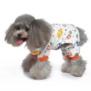 Detailansicht des niedlichen vierbeinigen Hundejumpsuits mit buntem Bonbonmuster und Baumwolle.