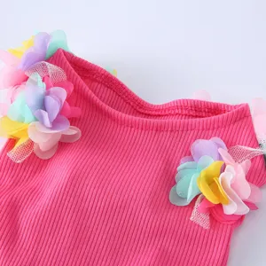 Gros plan détail de la robe pour animaux rose avec des fleurs en maille, tissu doux.
