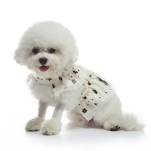 Vista detallada del bonito vestido para mascotas con estampado floral y un encaje elegante.