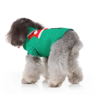 Pull douillet vert pour animal avec motif festif rouge et blanc, col roulé bien chaud.