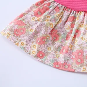 Vue détaillée de la jolie jupe fleurie pour animal avec haut en tricot rose, été.
