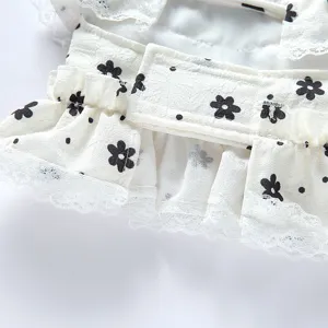 Detalle de vestido de verano para mascotas con volantes de encaje dulce y estampado floral.