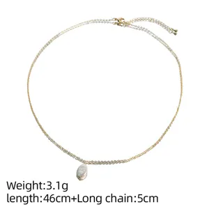 Delicado collar de cadena dorada con un colgante de perla barroca blanca en forma de gota.
