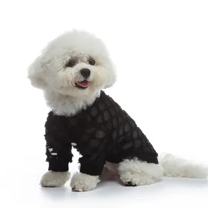 Dettaglio della maglietta per cani in rete nera traspirante indossata da un Bichon Frisé