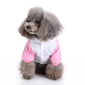 Chien mignon portant un imperméable pour animaux blanc et rose détail, manteau léger imperméable.