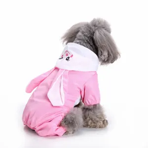 Mignon imperméable pour chien rose et blanc avec oreilles de lapin, design étanche à quatre pattes.