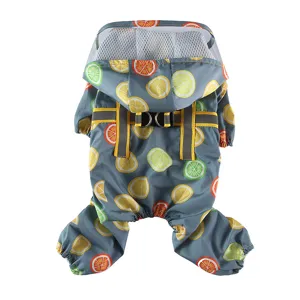 Détail de l'imperméable pour animaux à quatre pattes avec motif citron et capuche transparente.