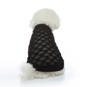 Dettaglio ravvicinato del tessuto a rete nero traspirante della maglietta estiva per cani