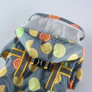 Gros plan du imperméable pour chien gris avec motif citron, bord transparent et anneaux de harnais.