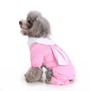 Détail d'un adorable imperméable rose et blanc pour chien à quatre pattes avec des oreilles de lapin.