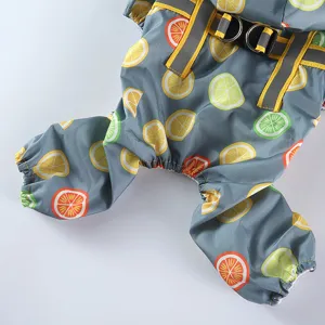 Imperméable quatre pattes pour chien de compagnie avec bandes réfléchissantes.