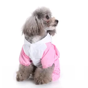 Vue détaillée du joli imperméable pour animaux rose et blanc avec capuche et quatre pattes.