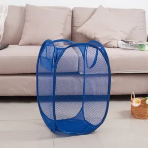 Grande cesto della biancheria pieghevole in rete blu in un soggiorno per lo stoccaggio