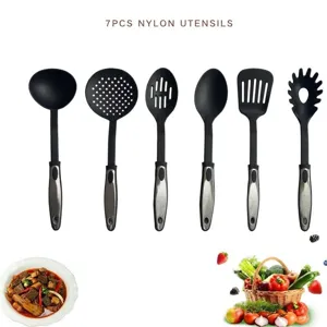 Juego de utensilios de cocina de nailon negro con mangos de acero inox