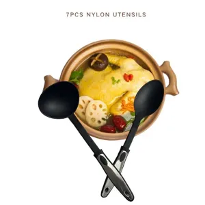 Detalle de cucharas de cocina de nailon negro con mangos ergonómicos de acero inoxidable.