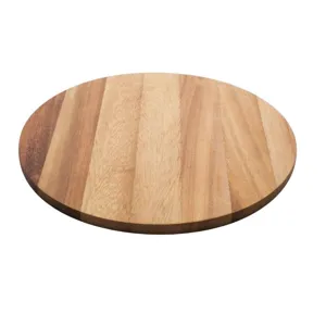 Dettaglio tagliere tondo in legno, vassoio per pizza e utensile da cucina naturale.